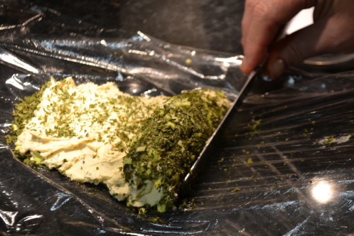 vegan cream cheese with garlic, chives and a little more